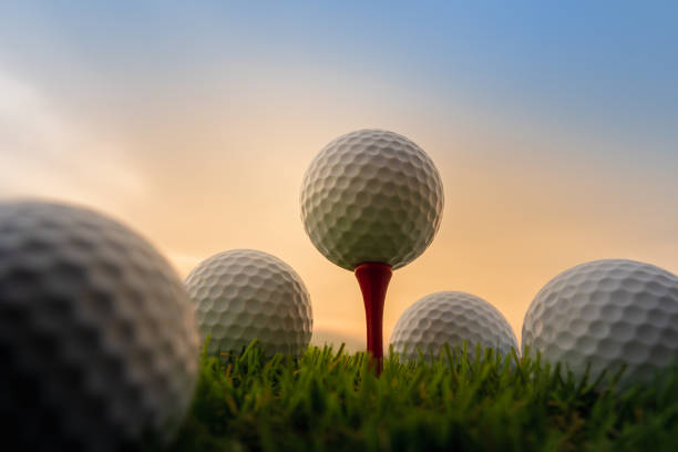 sport im freien, golfball auf abschlagspflöcke bereit, im grünen gras zu spielen - golf golf club golf swing tee stock-fotos und bilder