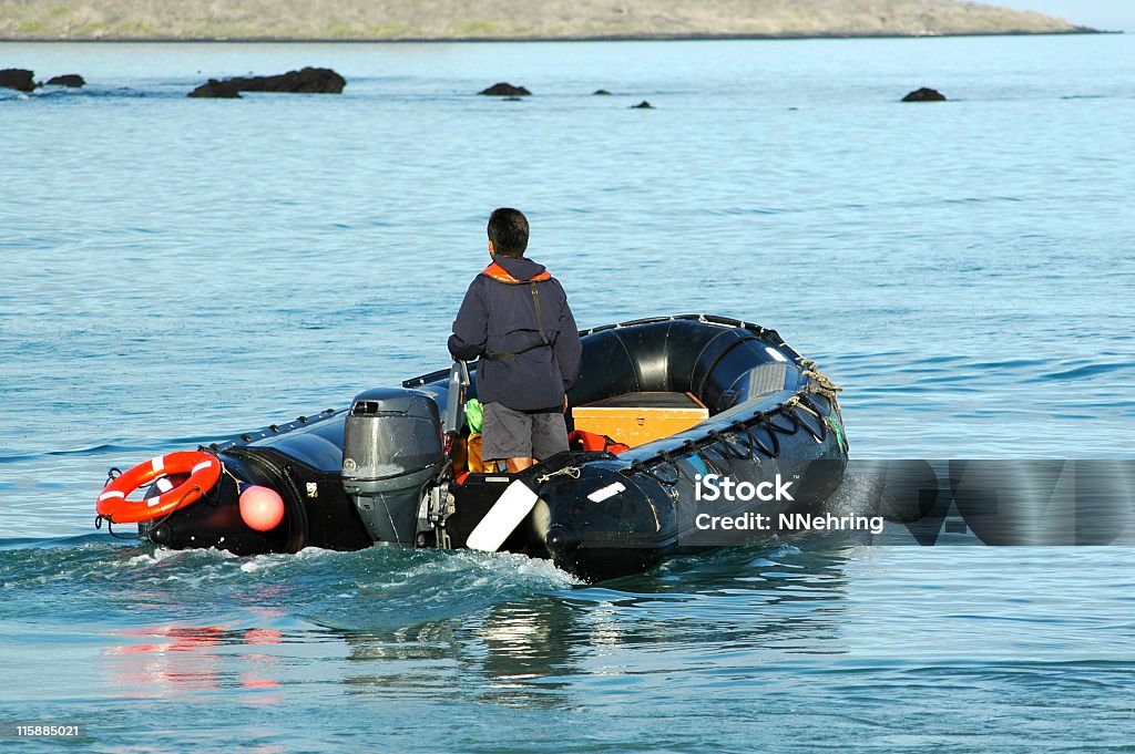 Petit homme en bateau gonflable - Photo de Adulte libre de droits