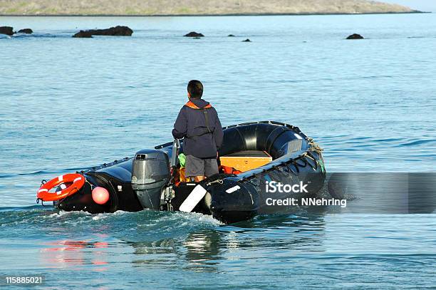 Photo libre de droit de Petit Homme En Bateau Gonflable banque d'images et plus d'images libres de droit de Adulte - Adulte, Canot pneumatique, Conducteur - Métier