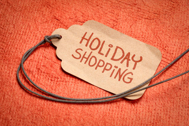 compras navideñas - texto sobre una etiqueta de precio - small business saturday fotografías e imágenes de stock