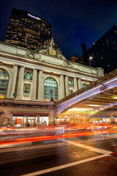 deszczowa nocna scena uliczna w grand central terminal w centrum manhattanu - manhattan new york city urban scene midtown manhattan zdjęcia i obrazy z banku zdjęć