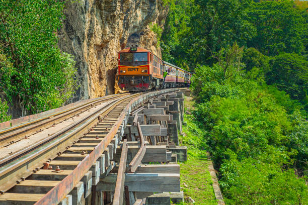 第二次世界大戦の歴史的な鉄道は、クワイノイ川の美しい景色を撮影する列車の観光客の多くと死の鉄道として知られています。 - kanchanaburi province train thailand diesel ストックフォトと画像