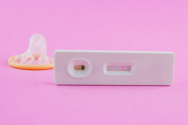 pregnancy test - condom sex education contraceptive aids imagens e fotografias de stock