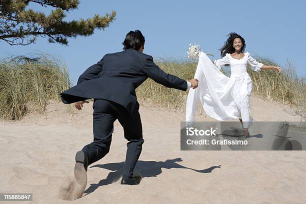 Sposa Corre Verso Lo Sposo - Fotografie stock e altre immagini di Correre - Correre, Completo, Abbracciare una persona