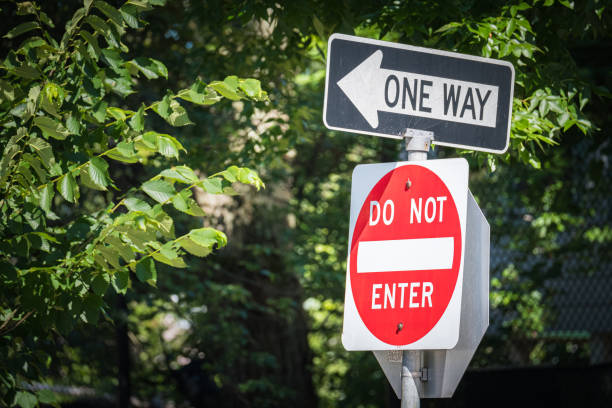 uma forma e não entrar sinais - one way stop stop sign street - fotografias e filmes do acervo