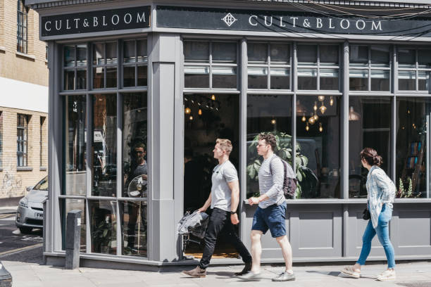 ludzie przechodzący obok salonu fryzjerskiego cult & bloom w shoreditch, londyn, wielka brytania. - fashionable contemporary cool front view zdjęcia i obrazy z banku zdjęć