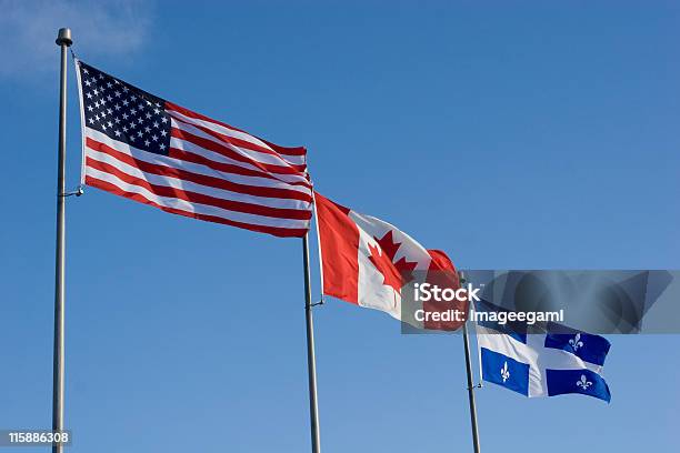 Amerikanische Kanadische Und Quebec Flaggen Fliegen Seite Von Si Stockfoto und mehr Bilder von Québec