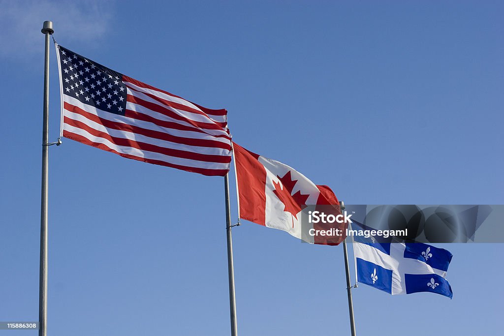 Americanos, canadenses e da província de Quebec bandeiras hasteadas lado por si - Foto de stock de Quebec royalty-free