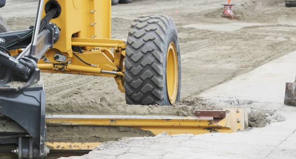 construction blade grading dirt - wheel tractor scraper imagens e fotografias de stock