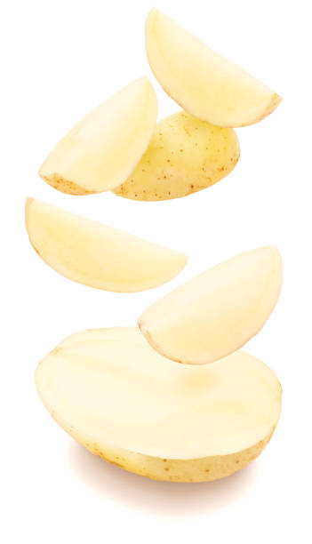フラグメント(ポテトウェッジ)の爆発で半分にカット面白いジャガイモ。白い背景に隔離 - young potatoes ストックフォトと画像