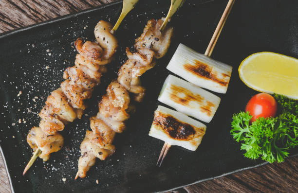 japanische stil spieße hühnerhaut gegrillt. - onionskin stock-fotos und bilder