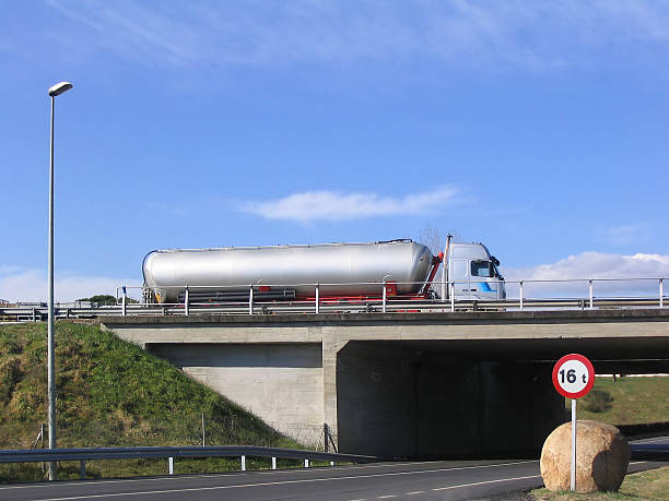 camión cisterna - bigrig fotografías e imágenes de stock