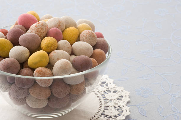 candy huevos de pascuas - doily candy bowl dishware fotografías e imágenes de stock