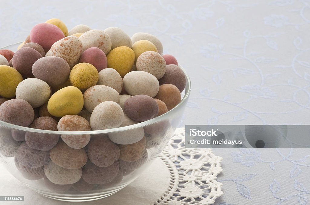 Милый пасхальные яйцо - Стоковые фото Ажурная салфетка роялти-фри