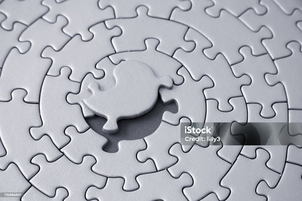 Puzzle con il pezzo mancante grigio pavimentazione sopra lo spazio - Foto stock royalty-free di Connessione
