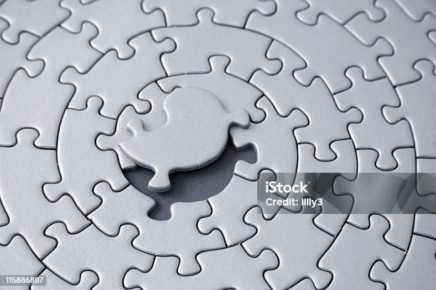 Puzzle Con Il Pezzo Mancante Grigio Pavimentazione Sopra Lo Spazio - Fotografie stock e altre immagini di Connessione