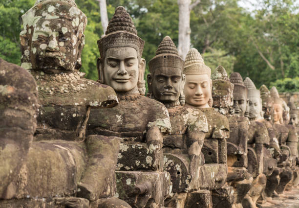 the stone carving cambodia - wat angkor thom imagens e fotografias de stock