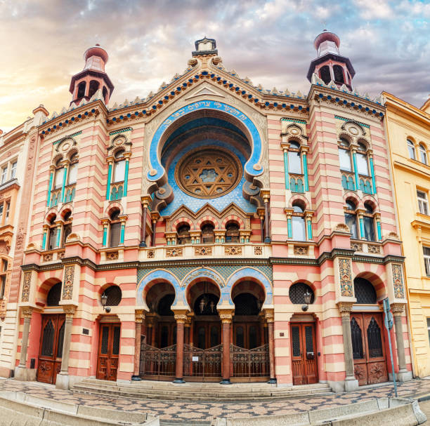 jerusalem synagoge bunte fassade panorama bei sonnenuntergang in prag, tschechische republik - beautiful horizontal prague czech republic stock-fotos und bilder