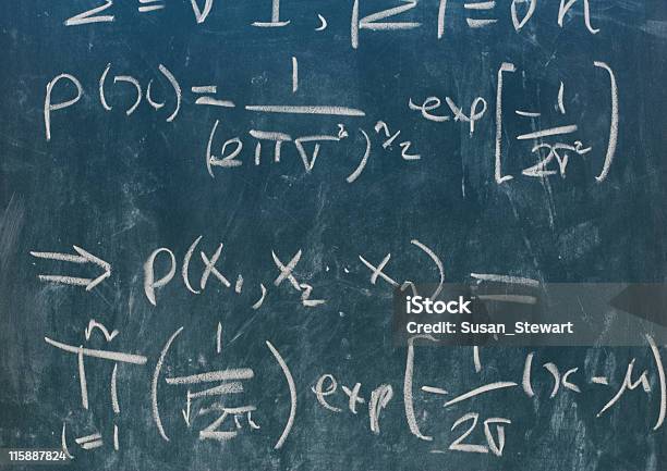 Statistiche Formula In Bianco Gesso In Verde Chalkboard - Fotografie stock e altre immagini di Avversità