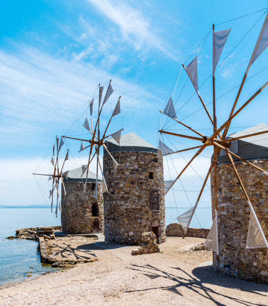 les célèbres moulins à vent historiques de pierre dans l'île de chios (sakiz adasi), grèce - chios island photos et images de collection