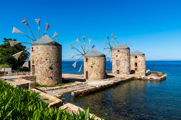 les célèbres moulins à vent historiques de pierre dans l'île de chios (sakiz adasi), grèce - chios island photos et images de collection