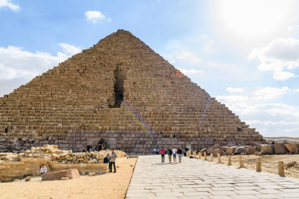 tourists near the great pyramid of cheops in giza plateau. cairo, egypt - pyramid of mycerinus pyramid great pyramid giza imagens e fotografias de stock