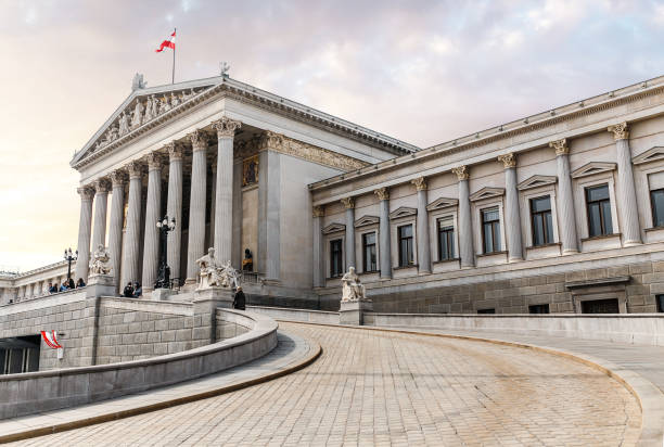 entrée principale du bâtiment de parlement autrichien dans le modèle grec avec des statues des philosophes et des colonnes blanches avec la fontaine célèbre de pallas athena et à vienne - autriche photos et images de collection