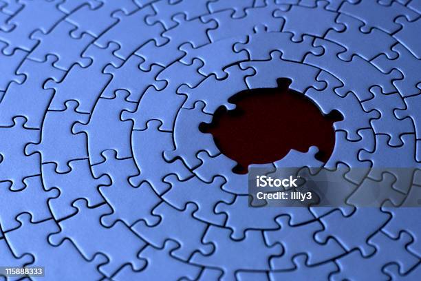 Azul Com Peças De Quebracabeça No Centro - Fotografias de stock e mais imagens de Frustração - Frustração, Puzzle, Abstrato