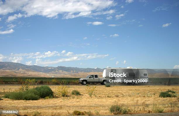 Tirando Un Rimorchio Camion - Fotografie stock e altre immagini di Furgone pickup - Furgone pickup, Rimorchio, Camper