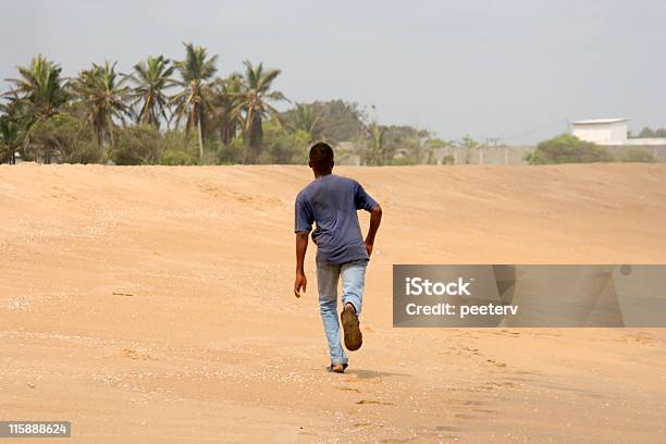 Photo libre de droit de Évadezvous banque d'images et plus d'images libres de droit de Courir - Courir, Enfant, Vue de dos