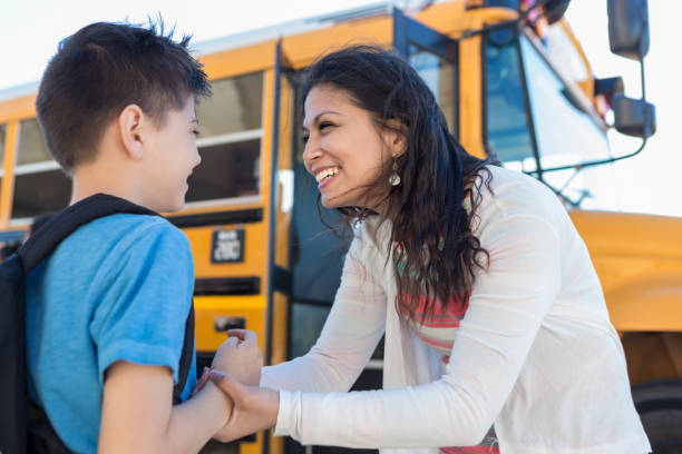 버스 정류장에서, 중반 성인 엄마는 학교 전에 아들을 격려 - back to school child first day of school school bus 뉴스 사진 이미지