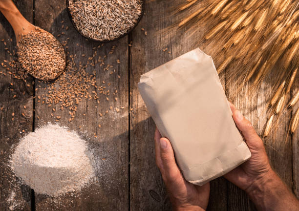 mani contadine che tengono farina eikorn biologica fatta a mano - seed human hand wheat cereal plant foto e immagini stock