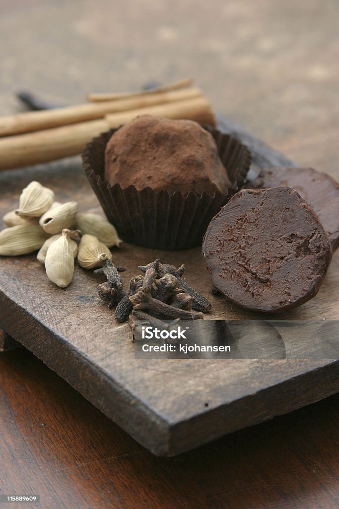 Schokoladentrüffel mit Kardamom, Gewürznelken und Zimt - Lizenzfrei Braun Stock-Foto