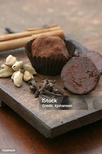 Tartufi Al Cioccolato Con Cardamomo Cannella E Chiodi Di Garofano - Fotografie stock e altre immagini di Baccello - Stadio di crescita floreale