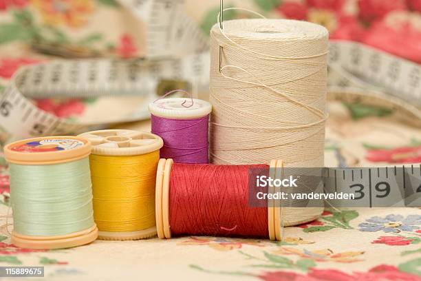 Foto de Kit De Costura e mais fotos de stock de Agulha - Agulha, Algodão - Material Têxtil, Amarelo