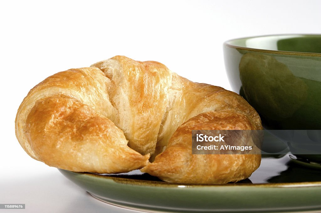 Croissant para el desayuno sobre fondo blanco - Foto de stock de Medias lunas libre de derechos