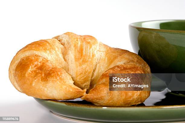 Croissant Para El Desayuno Sobre Fondo Blanco Foto de stock y más banco de imágenes de Medias lunas - Medias lunas, Vista de costado, Color - Tipo de imagen