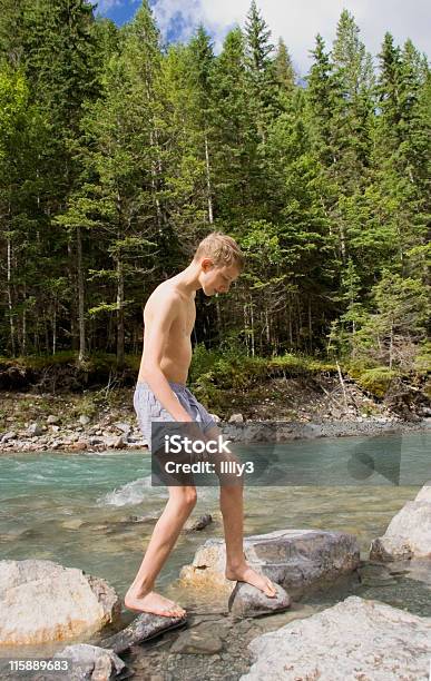 Adolescente Escalada En Rocas Foto de stock y más banco de imágenes de Niño - Niño, Alto - Descripción física, Descalzo