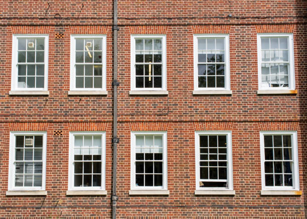 otto finestre con fascia bianca e cornice su un muro di mattoni rossi stile georgiano britannico - london england sash window house georgian style foto e immagini stock