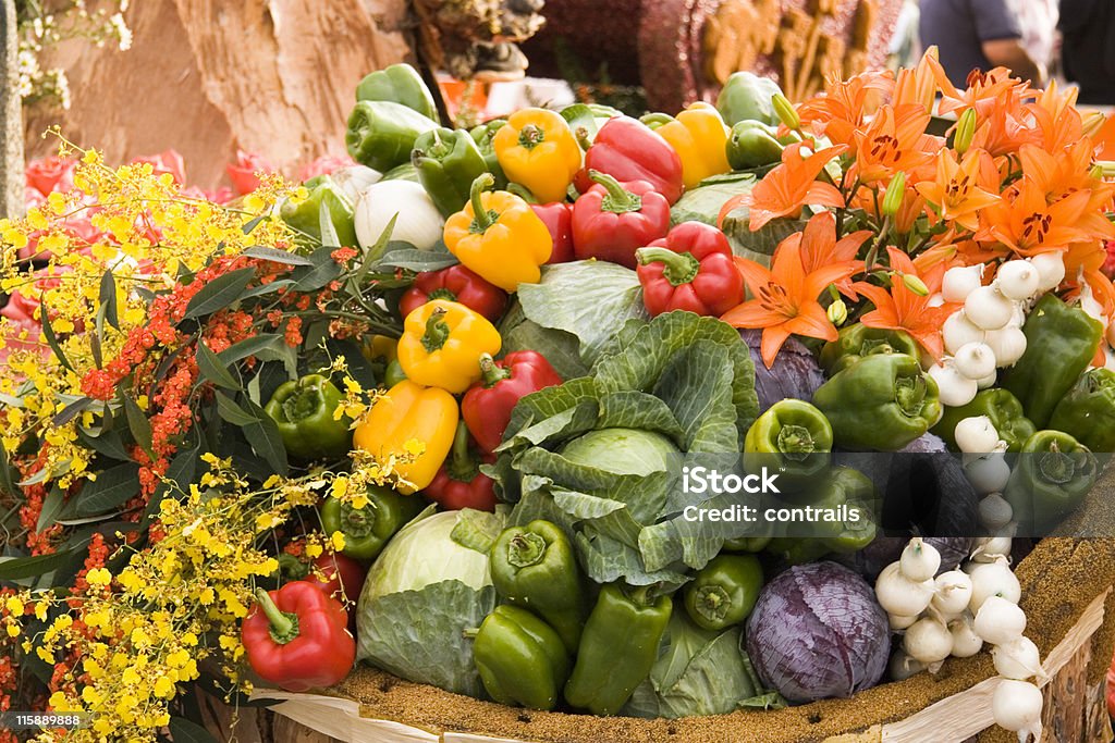 Légumes et des fleurs - Photo de Blanc libre de droits