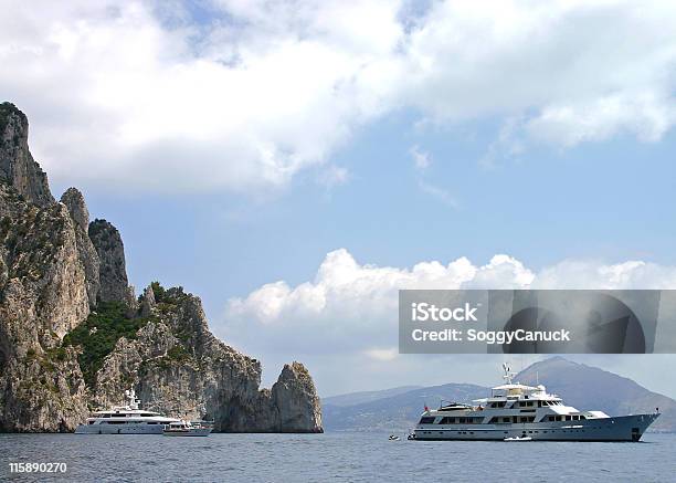 Yachten Stockfoto und mehr Bilder von Alles hinter sich lassen - Alles hinter sich lassen, Anker werfen, Auf dem Wasser treiben