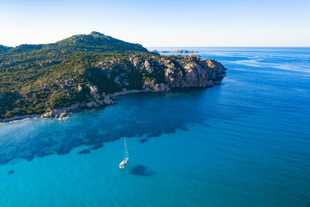 blick von oben, atemberaubende luftaufnahme eines segelbootes, das auf einem wunderschönen türkisklaren meer schwimmt. maddalena-archipel-nationalpark, sardinien, italien. - insel caprera stock-fotos und bilder