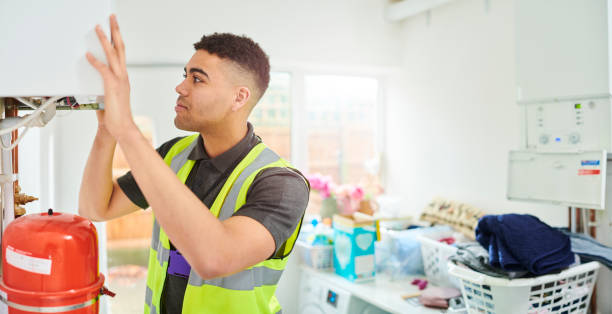 młody inżynier ogrzewania - engineer repairman manual worker electrician zdjęcia i obrazy z banku zdjęć