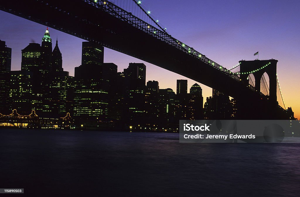 Ponte do Brooklyn contra o horizonte de Manhattan, Nova York, EUA - Foto de stock de Arquitetura royalty-free