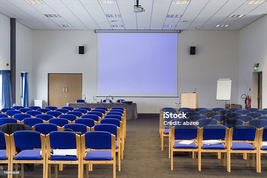 Grande sala de reuniões com tela azul cadeiras e cadeiras altas - Royalty-free Assento Foto de stock