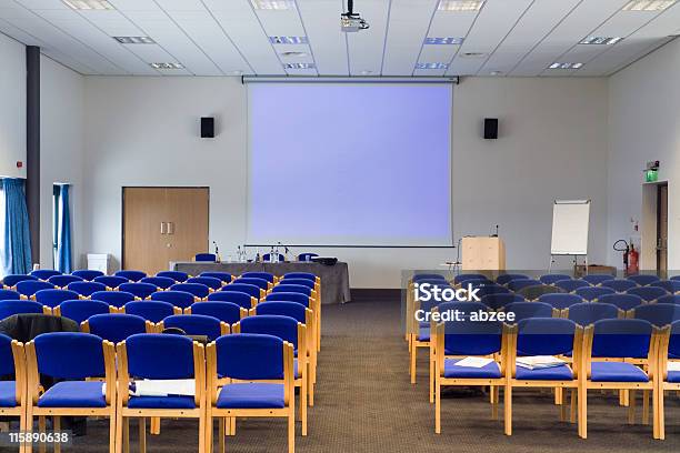 Grande Sala De Reuniões Com Tela Azul Cadeiras E Cadeiras Altas - Fotografias de stock e mais imagens de Assento