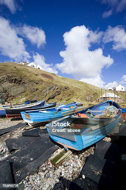 Piccolo Porto Con Barche Sulla Spiaggia - Fotografie stock e altre immagini di Aberdeen - Scozia - Aberdeen - Scozia, Porto marittimo, Scozia