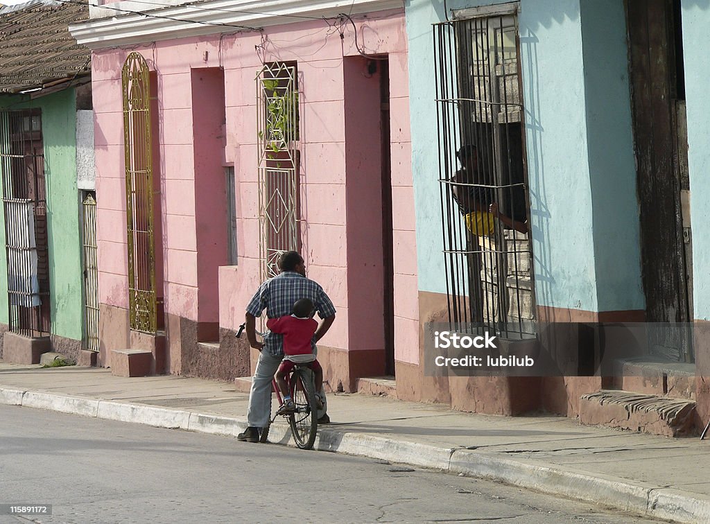 Cuban człowiek z Mały chłopiec na rowerze w Trinidad Kuba - Zbiór zdjęć royalty-free (Bicykl)