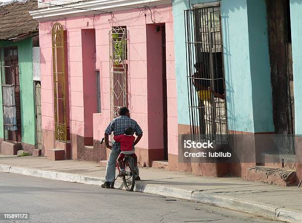 Cuban Człowiek Z Mały Chłopiec Na Rowerze W Trinidad Kuba - zdjęcia stockowe i więcej obrazów Bicykl