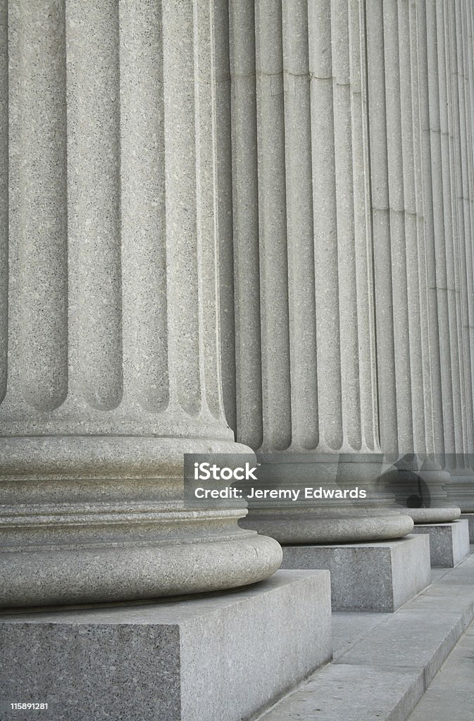 Colonne formano un portico esterno della Corte suprema, verticale - Foto stock royalty-free di Colonna architettonica